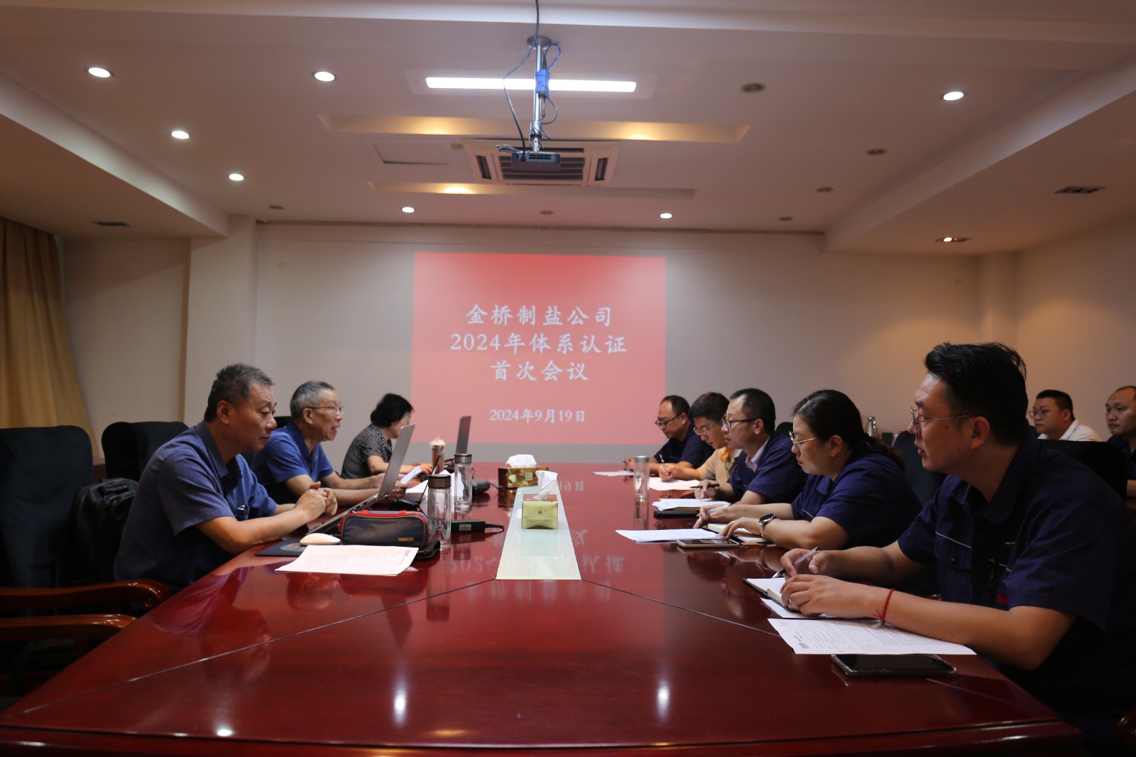 近日，金橋制鹽公司通過北京世標認證中心審核，給予食品安全管理體系、環(huán)境管理體系和職業(yè)健康安全管理體系認證“保持認證資格”的監(jiān)督審核結(jié)論，給予質(zhì)量管理體系認證“再次注冊”的再認證審核結(jié)論。通過審核，是對公司精細化管理成果的檢驗，促進公司內(nèi)控管理水平持續(xù)提升。（李曉月）